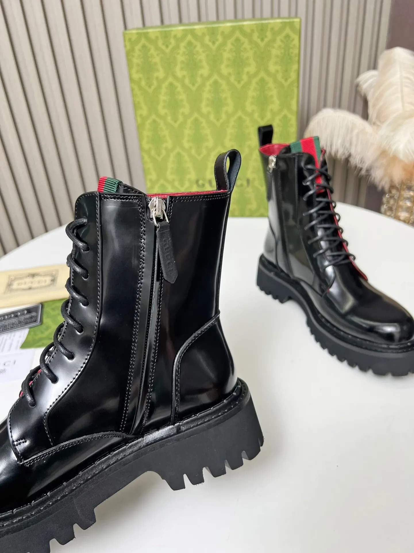 👟👟Ex-factory price 620👟👟 2025 latest version of Gucci GUCCI versatile strappy Martin boots, easy to put on and take off 'Branded webbing color matching Heel height: 5cm Fabric: cowhide/open edge beads Inner/foot pads: red cowhide 🐂 The outsole is made of foam outsole Color: black Code number: 34-40. 34 and 41 42 need to be customized Packaging: Comes with card and cloth bag.